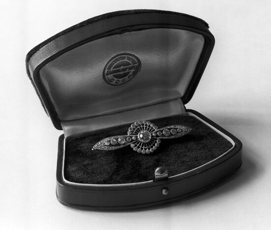 Brooch with diamonds