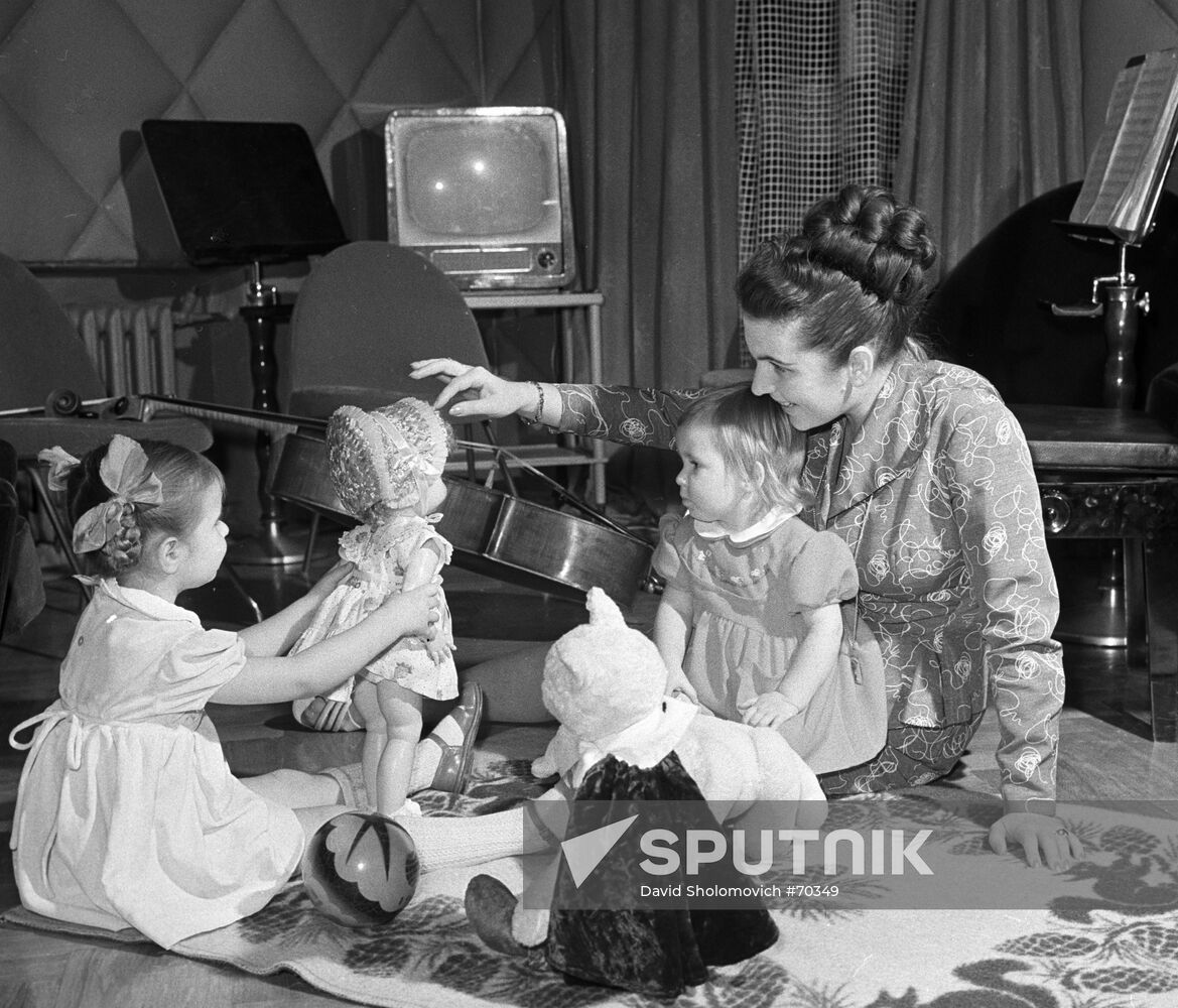 Opera singer Galina Vishnevskaya with daughters at home