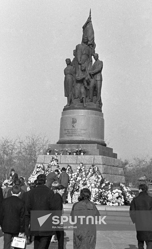MONUMENT YOUNG GUARD HEROES 