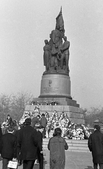 MONUMENT YOUNG GUARD HEROES 