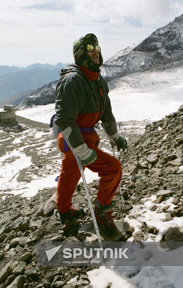 MOUNTAINEER HABDICAPPED MOUNTAINS ASCENT