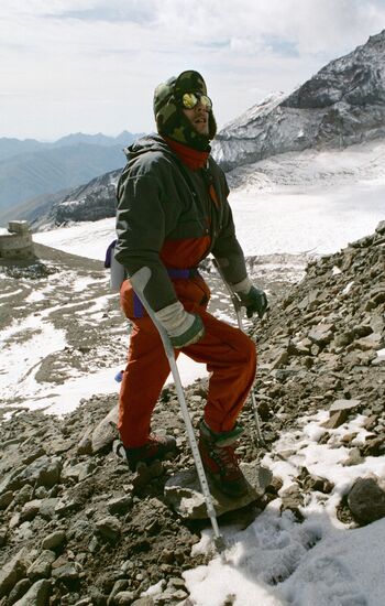 MOUNTAINEER HABDICAPPED MOUNTAINS ASCENT