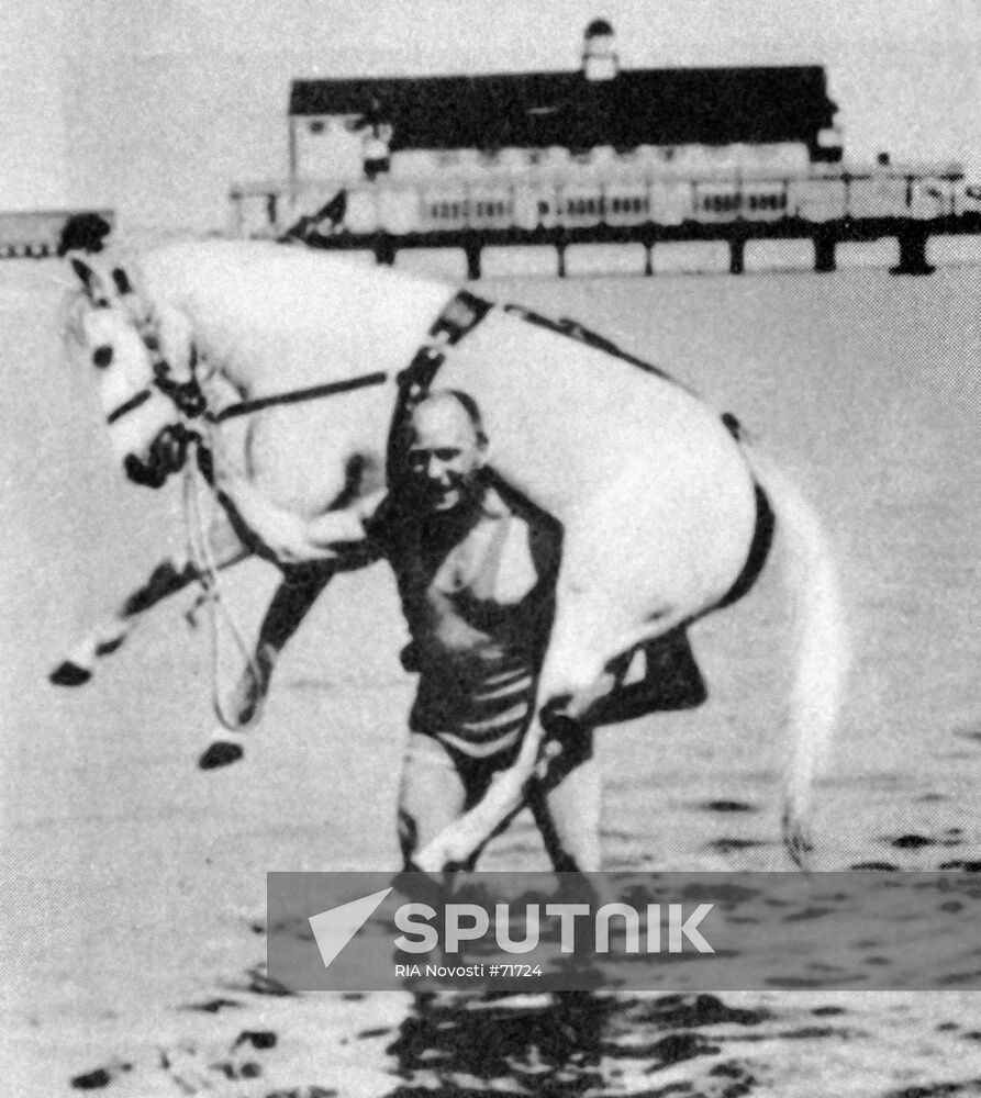 SAMSON ZASS ATHLETE HORSE ON SHOULDERS