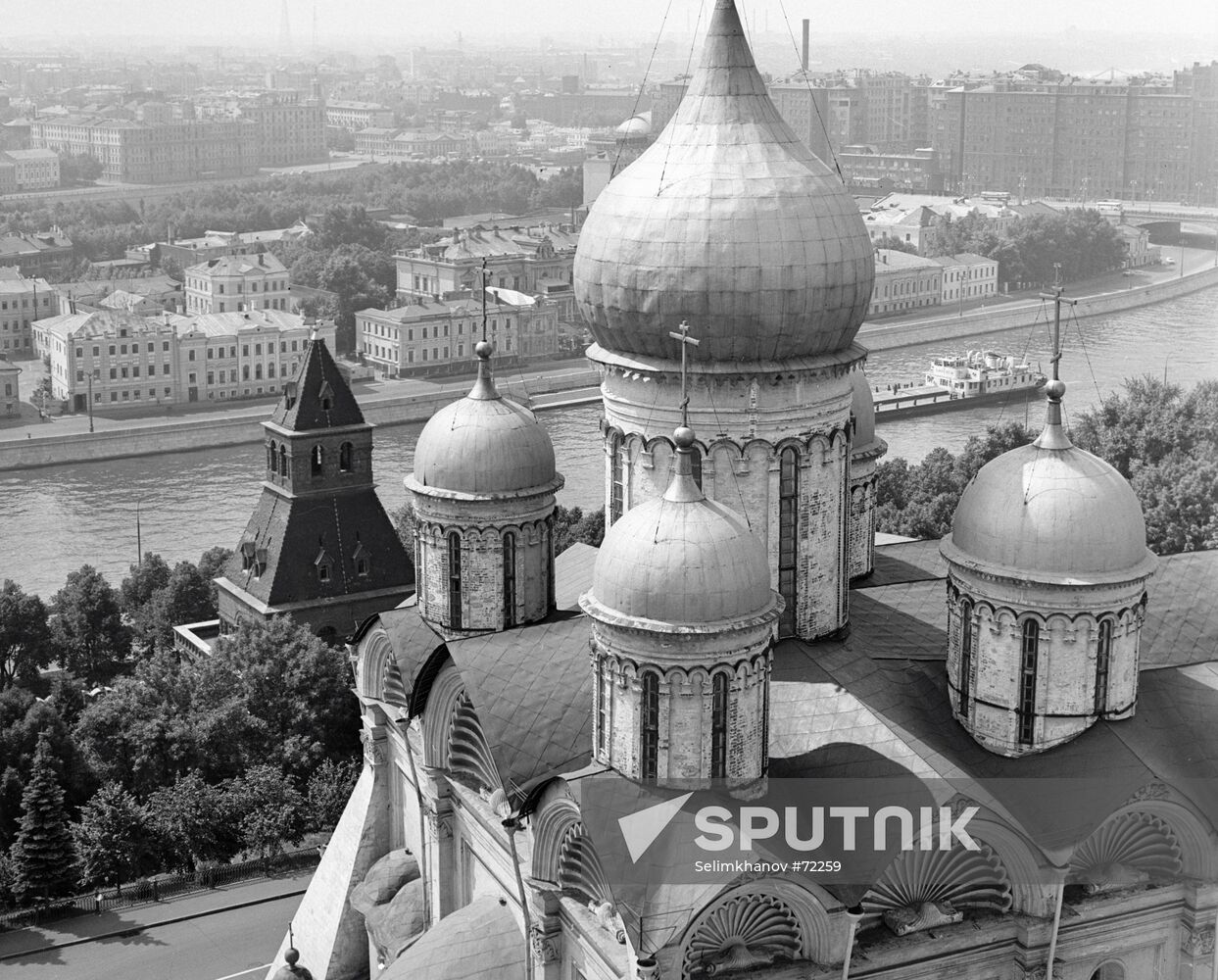 CATHEDRAL DOMES VIEW MOSCOW