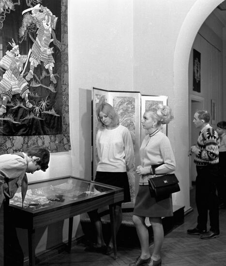 EXHIBITION VISITORS