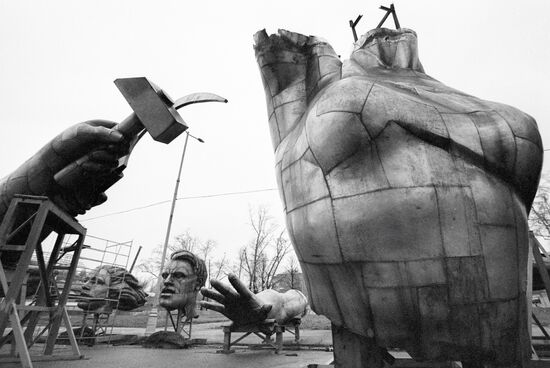 DISMANTLING SCULPTURE