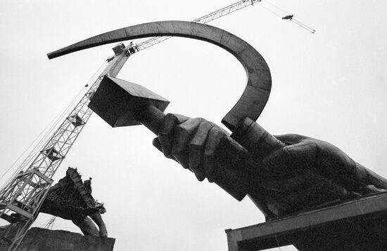 DISMANTLING SCULPTURE