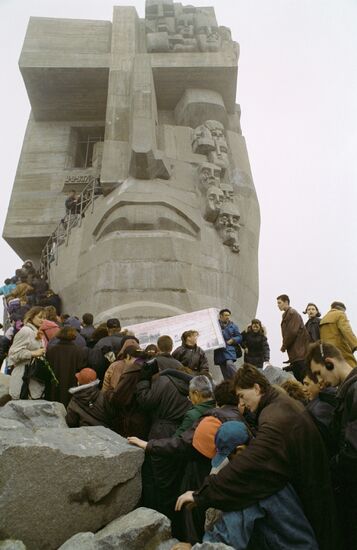 MAGADAN MASK OF SORROW