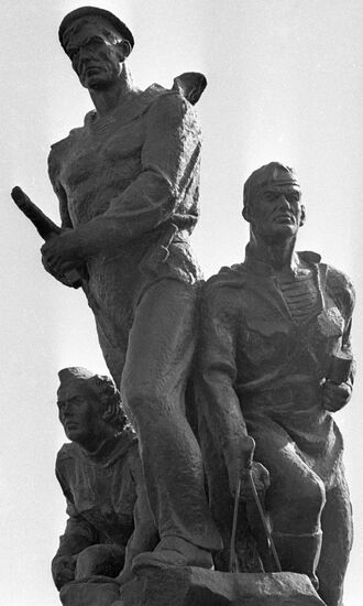 MONUMENT MALAYA ZEMLYA 
