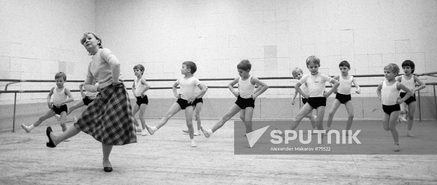 DANCERS KIDS REHEARSAL