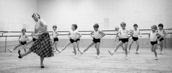 DANCERS KIDS REHEARSAL