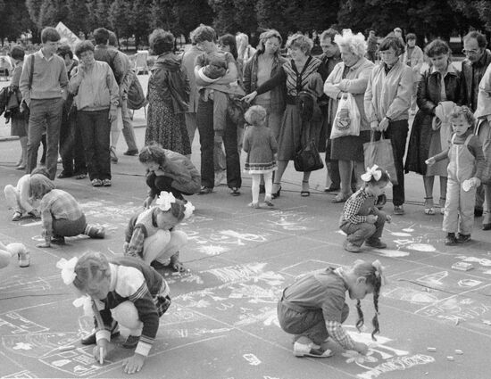 CHILDREN DRAWING CHALK TARMAC