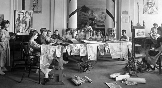DEAF-MUTE CHILDREN SCHOOL ART CLASS PETROGRAD