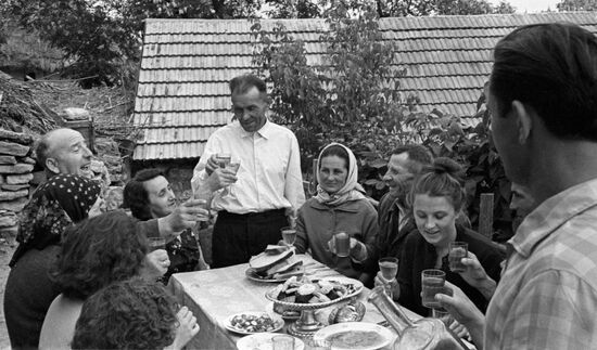 FAMILIES GUESTS RESCUE WWII