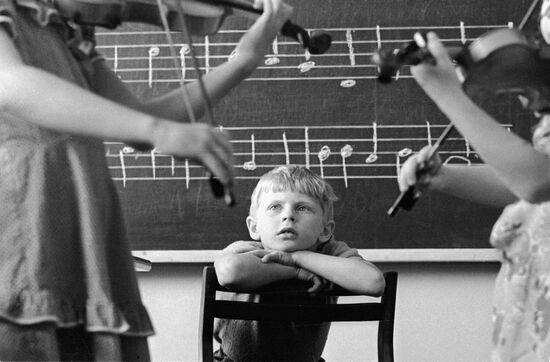 LESSON MUSIC SCHOOL