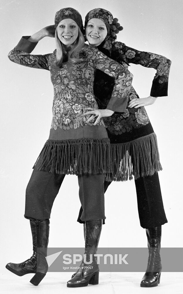 MODELS COSTUMES