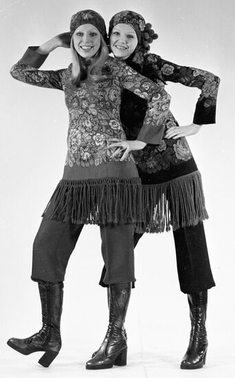 MODELS COSTUMES