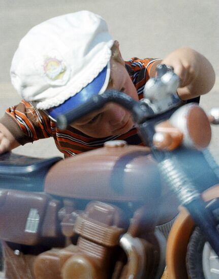 CHILD TOY MOTORBIKE