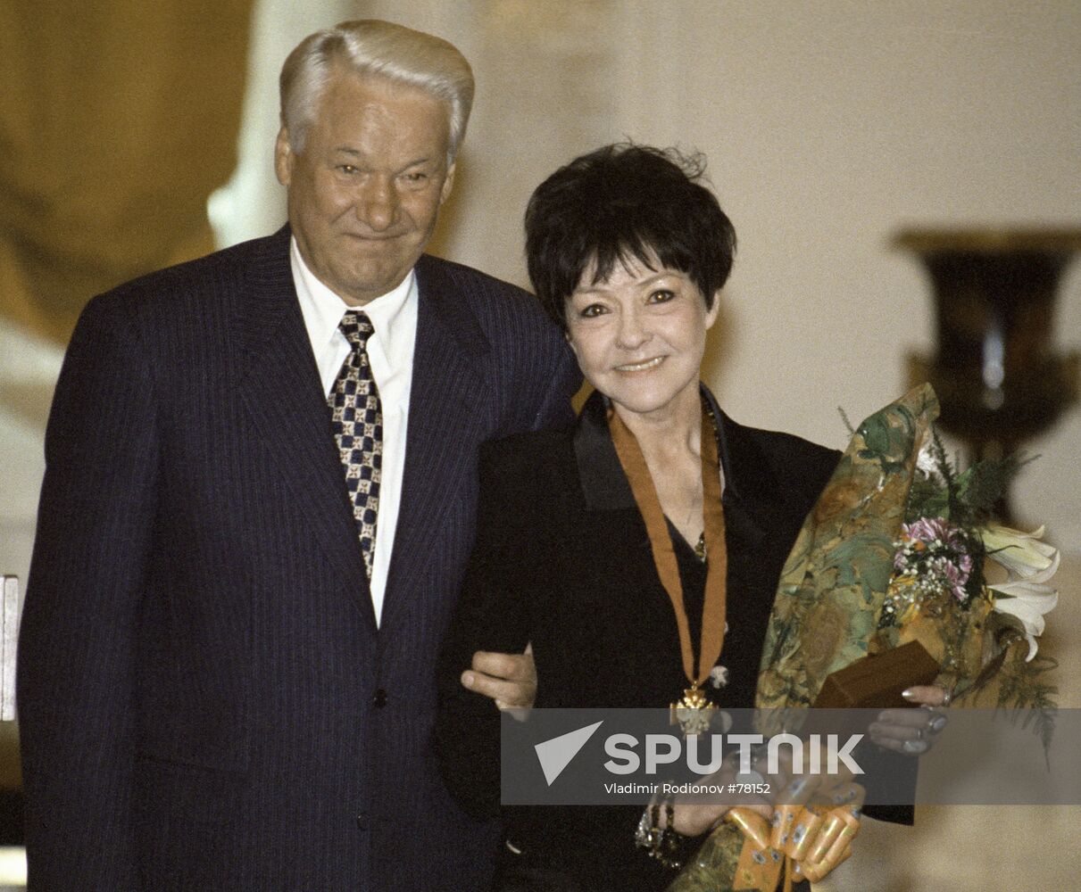 YELTSIN AKHMADULINA 
