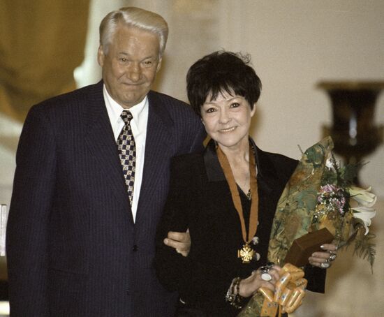YELTSIN AKHMADULINA 