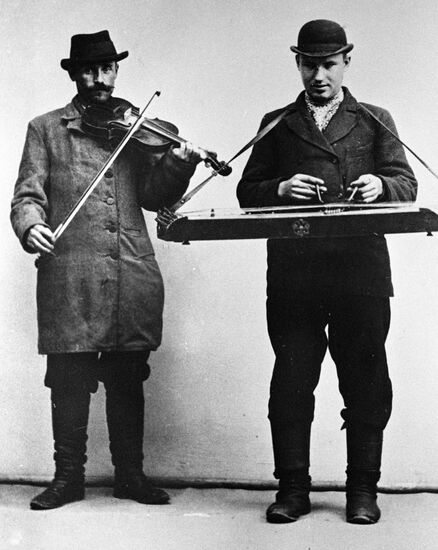 MUSICIANS FIDDLER DULCIMER PLAYER