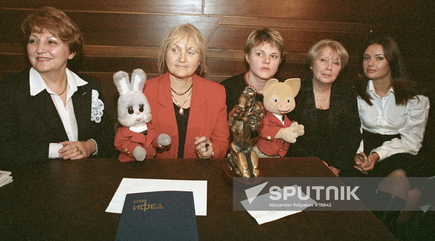 AWARD STATUETTE TV CREW PUPPETS