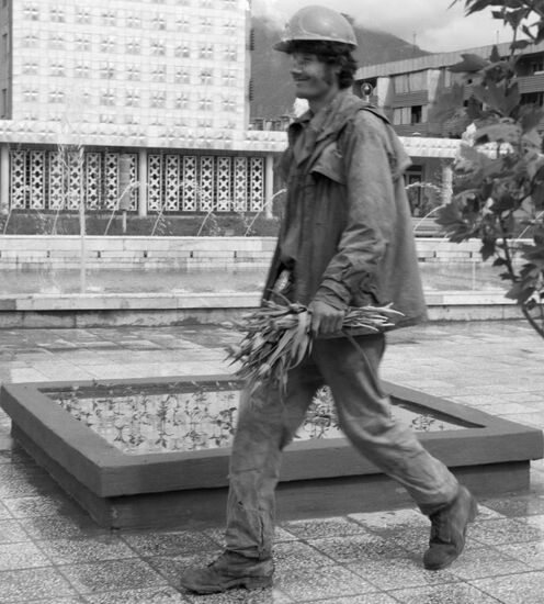 BUILDING WORKER 