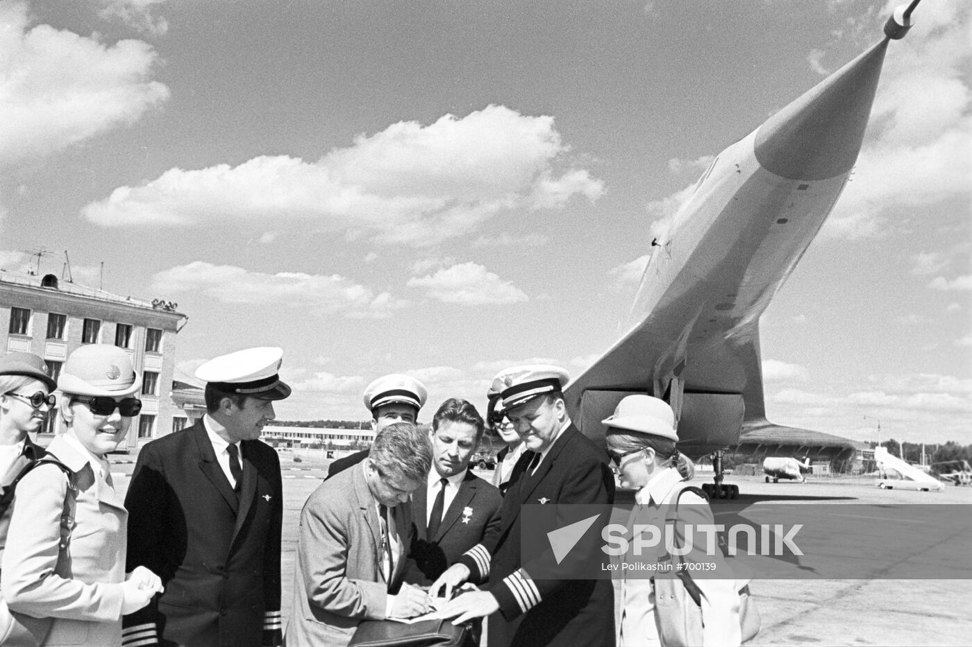 U.S. pilots examining aircraft Tu-144