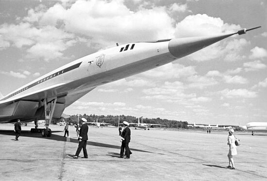American pilots examining TU-144