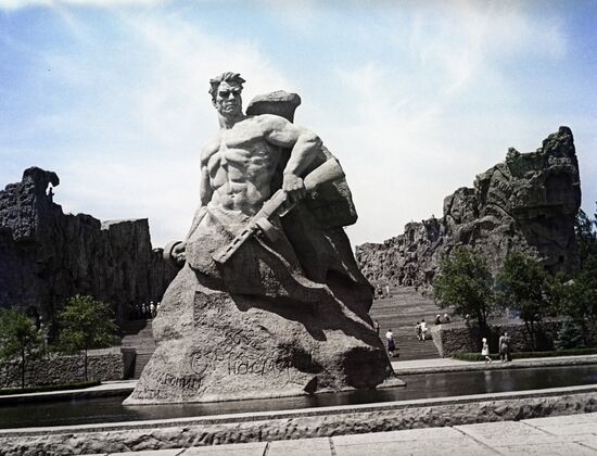 Sculpture "Fighting to the Bitter End"