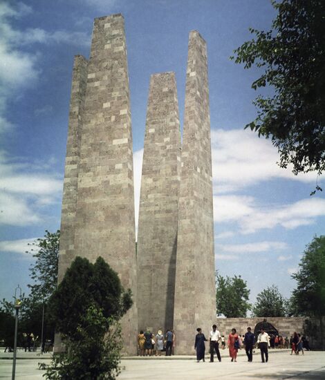 Glory Obelisk in honor of Turkmen soldiers