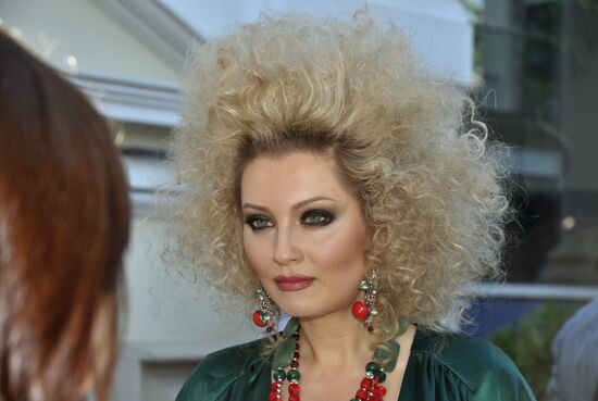 Russian stars mark Solstice Day