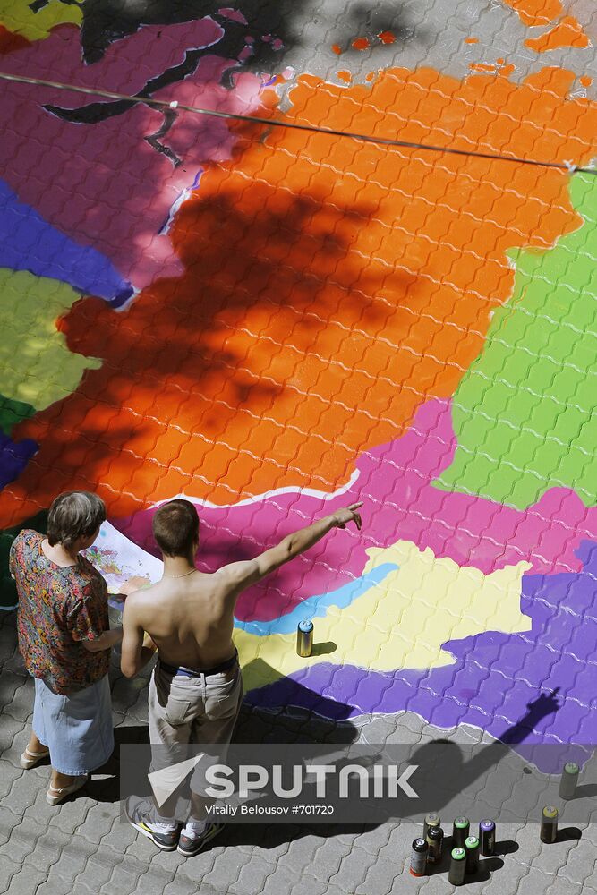 Graffiti artists paint map of Russia