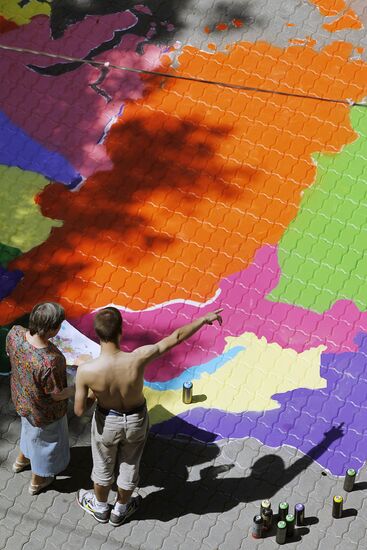 Graffiti artists paint map of Russia