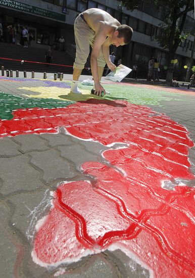 Graffiti artists paint map of Russia