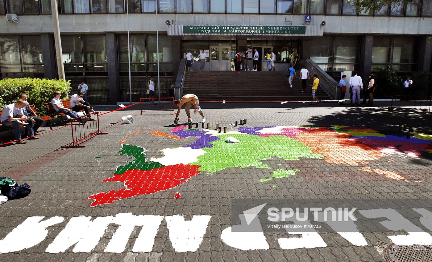 Graffiti artists paint map of Russia