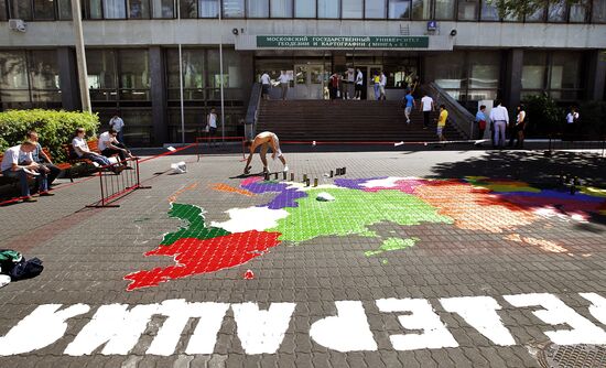 Graffiti artists paint map of Russia