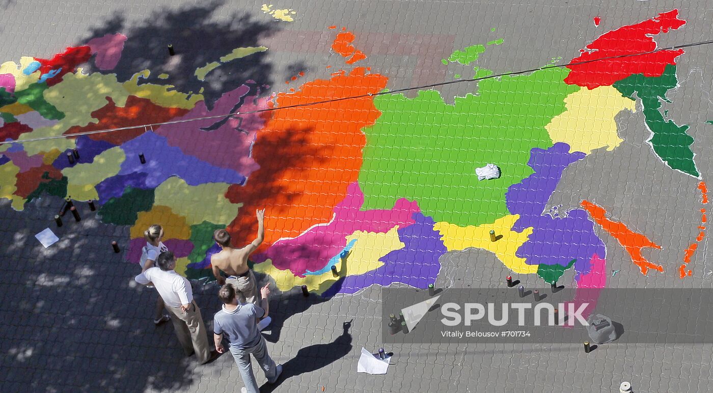 Graffiti artists paint map of Russia
