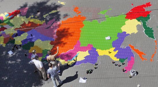 Graffiti artists paint map of Russia