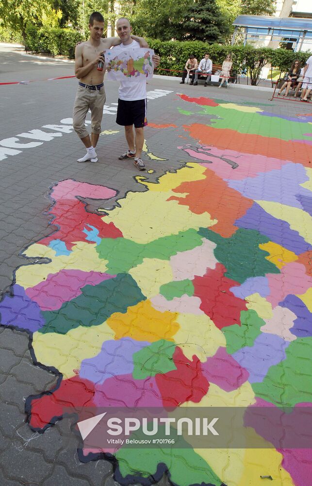 Graffiti artists paint map of Russia