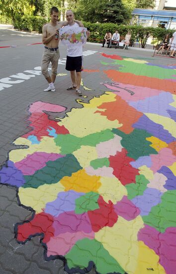 Graffiti artists paint map of Russia