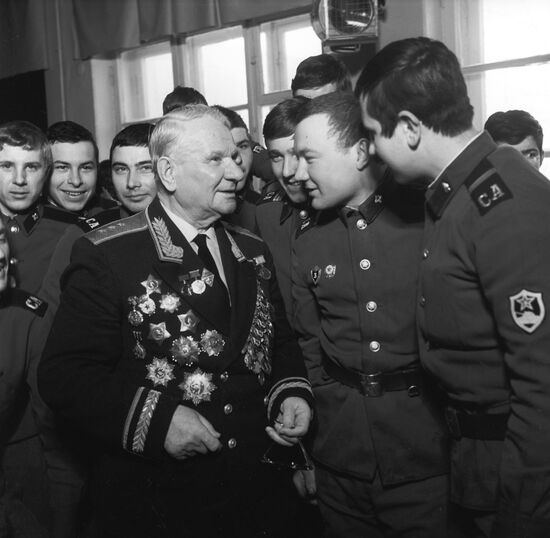 Veteran I. Chistyakov among soldiers of Kantemirovskaya div