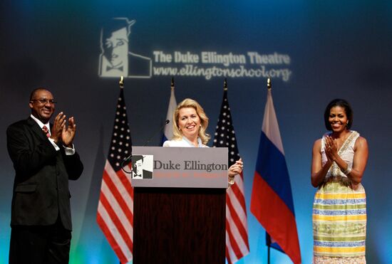 Svetlana Medvedev and Michelle Obama visit arts school