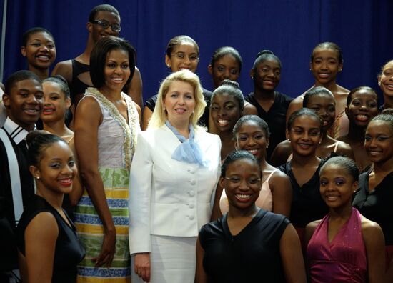 Svetlana Medvedev and Michelle Obama visit arts school