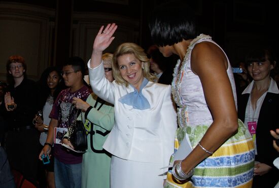 Svetlana Medvedev and Michelle Obama visit arts school