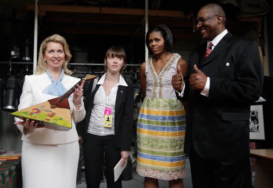 Svetlana Medvedev and Michelle Obama visit arts school