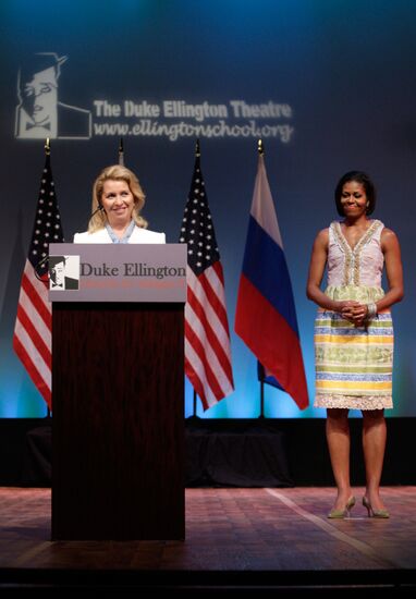 Svetlana Medvedev and Michelle Obama visit arts school