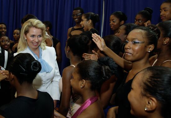 Svetlana Medvedev and Michelle Obama visit arts school