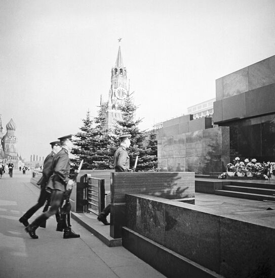 Changing of guard of honor at Vladimir Lenin's Mausoleum