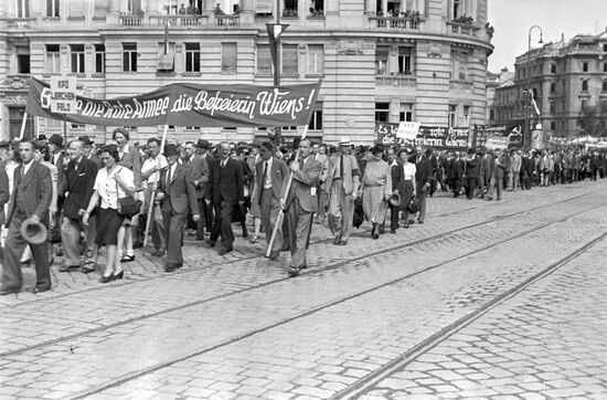 Demonstration devoted to unveiling monument to Soviet soldiers